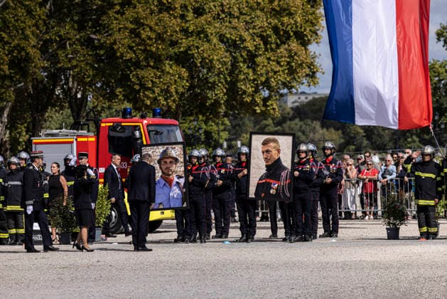 Laurent Nunez Presides Over A Tribute To Two Firefighters Who Died In Wildfires - Bordeaux Bordeaux, Gironde, Nouvelle-Aquitaine, France, 18 September 2026. French Interior Minister Laurent Nunez presides over a national tribute in honour of adjudants Anthony Berthome and Wilfried Schmitter, two professional firefighters from the Saint-Medard-en-Jalles fire and rescue centre, who died on 21 July 2026 while fighting a violent forest fire near Bordeaux-Merignac Airport. The ceremony takes place on Place des Quinconces in Bordeaux, where the two firefighters are posthumously awarded the Legion d’honneur and the Medaille de la securite interieure. Photo by Stephane Duprat ABACAPRESS.COM Bordeaux NOUVELLE-AQUITAINE France  Copyright: xDupratxStephane ABACAx