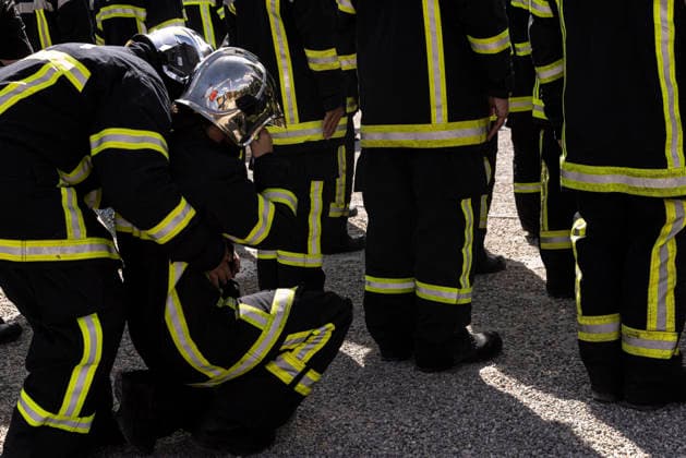 Laurent Nunez Presides Over A Tribute To Two Firefighters Who Died In Wildfires - Bordeaux Bordeaux, Gironde, Nouvelle-Aquitaine, France, September 18, 2026. A firefighter is assisted after becoming unwell during the national tribute to adjudants Anthony Berthome and Wilfried Schmitter at Place des Quinconces in Bordeaux. Photo by Stephane Duprat ABACAPRESS.COM Bordeaux NOUVELLE-AQUITAINE France  Copyright: xDupratxStephane ABACAx