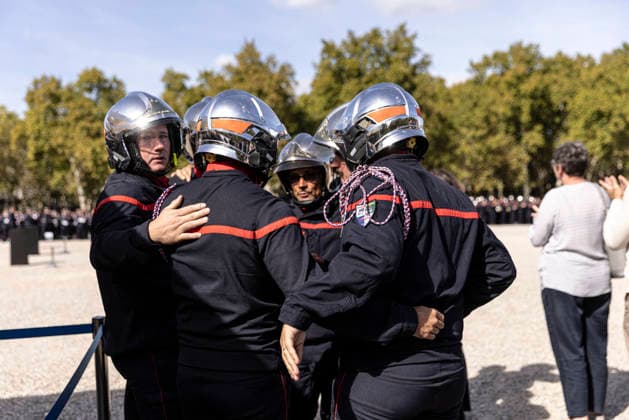 Laurent Nunez Presides Over A Tribute To Two Firefighters Who Died In Wildfires - Bordeaux Bordeaux, Gironde, Nouvelle-Aquitaine, France, September 18, 2026. Relatives and colleagues of adjudants Anthony Berthome and Wilfried Schmitter embrace during the national tribute to the two firefighters who died in service in Merignac on July 21, 2026. One of them, crying, looks towards the camera. Photo by Stephane Duprat ABACAPRESS.COM Bordeaux NOUVELLE-AQUITAINE France  Copyright: xDupratxStephane ABACAx