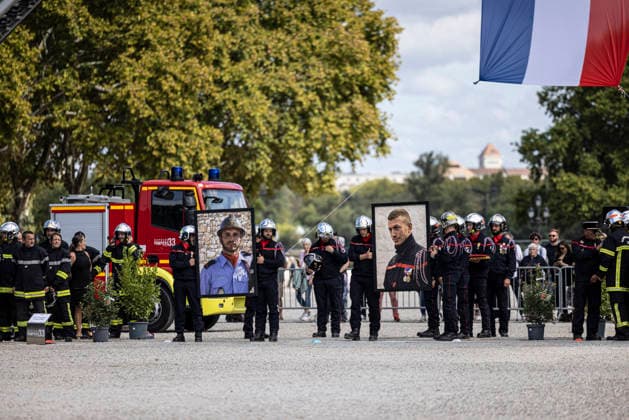 Laurent Nunez Presides Over A Tribute To Two Firefighters Who Died In Wildfires - Bordeaux Bordeaux, Gironde, Nouvelle-Aquitaine, France, September 18, 2026. Relatives and colleagues of adjudants Anthony Berthome and Wilfried Schmitter carry portraits of the two firefighters during the national tribute held at Place des Quinconces in Bordeaux. The two 34-year-old professional firefighters, based at the Saint-Medard-en-Jalles fire and rescue centre, died on July 21, 2026, while fighting a forest fire near Bordeaux-Merignac Airport. Photo by Stephane Duprat ABACAPRESS.COM Bordeaux NOUVELLE-AQUITAINE France  Copyright: xDupratxStephane ABACAx