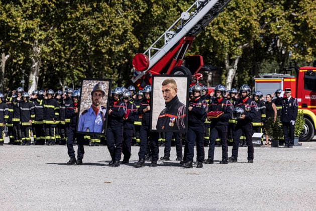 Laurent Nunez Presides Over A Tribute To Two Firefighters Who Died In Wildfires - Bordeaux Bordeaux, Gironde, Nouvelle-Aquitaine, France, September 18, 2026. Relatives and colleagues of adjudants Anthony Berthome and Wilfried Schmitter carry portraits of the two firefighters during the national tribute held at Place des Quinconces in Bordeaux. The two 34-year-old professional firefighters, based at the Saint-Medard-en-Jalles fire and rescue centre, died on July 21, 2026, while fighting a forest fire near Bordeaux-Merignac Airport. Photo by Stephane Duprat ABACAPRESS.COM Bordeaux NOUVELLE-AQUITAINE France  Copyright: xDupratxStephane ABACAx