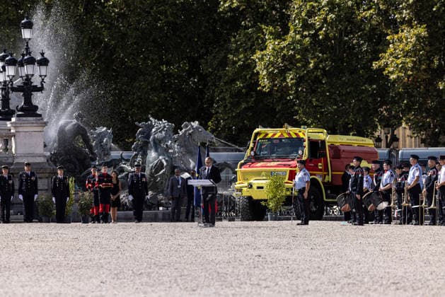 Laurent Nunez Presides Over A Tribute To Two Firefighters Who Died In Wildfires - Bordeaux Bordeaux, Gironde, Nouvelle-Aquitaine, France, 18 September 2026. French Interior Minister Laurent Nunez presides over a national tribute in honour of adjudants Anthony Berthome and Wilfried Schmitter, two professional firefighters from the Saint-Medard-en-Jalles fire and rescue centre, who died on 21 July 2026 while fighting a violent forest fire near Bordeaux-Merignac Airport. The ceremony takes place on Place des Quinconces in Bordeaux, where the two firefighters are posthumously awarded the Legion d’honneur and the Medaille de la securite interieure. Photo by Stephane Duprat ABACAPRESS.COM Bordeaux NOUVELLE-AQUITAINE France  Copyright: xDupratxStephane ABACAx