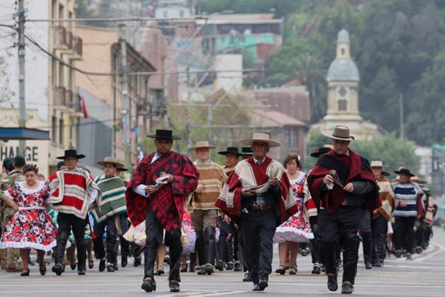 Valparaíso, September 18, 2026 Groups of cuequeros march during the commemoration of the 216th anniversary of National Independence, a ceremony held on Pedro Montt Avenue. Sebastian Cisternas, Aton Chile, Valparaíso, Chile. Aton 1191688  Copyright: SEBASTIANxCISTERNAS xATONxCHILE