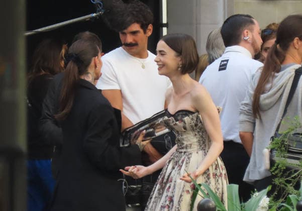 Exclu - Emily in Paris Set - Paris Exclusive - Lily Collins during the filming of Emily in Paris in Paris, France on September 18, 2026. Photo by ABACAPRESS.COM Paris France  Copyright: xABACAx