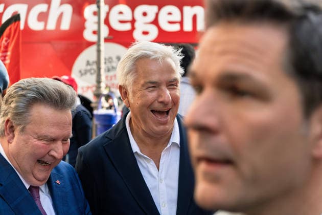 Berlin, September 18, 2026, The Berlin SPD wraps up its campaign with Steffen Krach ahead of the upcoming House of Representatives election on September 20, 2026, at Stuttgarter Platz on Wilmersdorfer Straße; Klaus Wowereit and Michael Ludwig of the SPÖ, mayor and governor of Vienna, are in attendance.