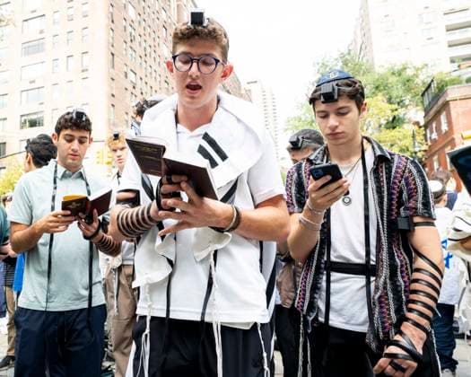 September 18, 2026, New York City, New York, United States: Jewish day school students wearing tefillin while saying the morning prayers at a rally against antisemitism in Carl Schurz Park outside Gracie Mansion in New York City. New York City United States  - ZUMAb161 20260918_aap_b161_003 Copyright: xMichaelxBrochsteinx