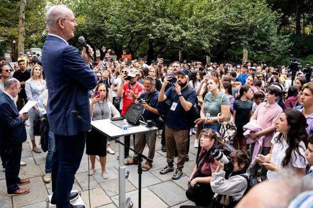 September 18, 2026, New York City, New York, United States: Rabbi BINYAMIN KRAUSS, Principal of SAR (Salanter Akiba Riverdale) Academy, speaking at a rally against antisemitism in Carl Schurz Park outside Gracie Mansion in New York City. New York City United States  - ZUMAb161 20260918_aap_b161_004 Copyright: xMichaelxBrochsteinx