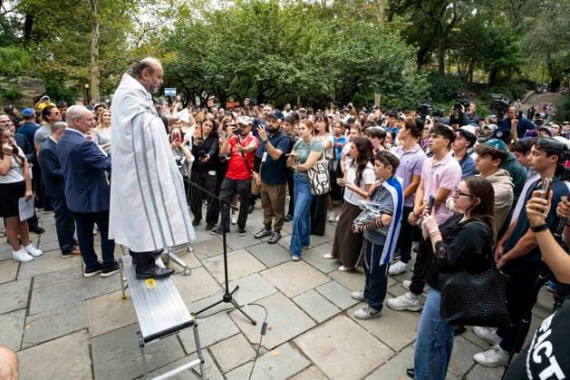 September 18, 2026, New York City, New York, United States: Rabbi CHAIM STEINMETZ, Senior Rabbi of Congregation Kehilath Jeshurun, speaking at a rally against antisemitism in Carl Schurz Park outside Gracie Mansion in New York City. New York City United States  - ZUMAb161 20260918_aap_b161_007 Copyright: xMichaelxBrochsteinx