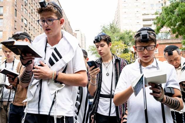 September 18, 2026, New York City, New York, United States: Jewish day school students wearing tefillin while saying the morning prayers at a rally against antisemitism in Carl Schurz Park outside Gracie Mansion in New York City. New York City United States  - ZUMAb161 20260918_aap_b161_009 Copyright: xMichaelxBrochsteinx