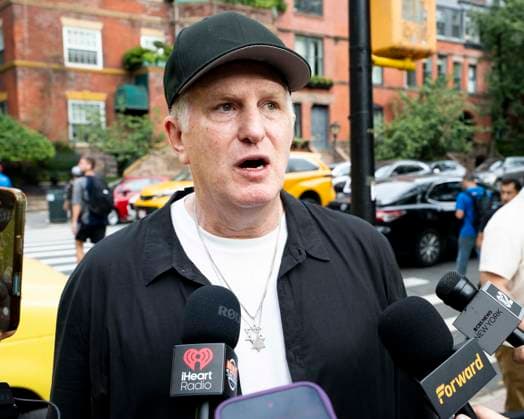September 18, 2026, New York City, New York, United States: MICHAEL RAPAPORT, American actor and comedian, speaking with reporters at a rally against antisemitism in Carl Schurz Park outside Gracie Mansion in New York City. New York City United States  - ZUMAb161 20260918_aap_b161_010 Copyright: xMichaelxBrochsteinx
