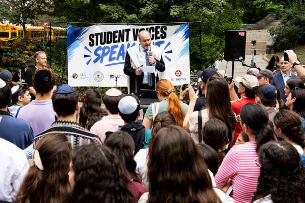 September 18, 2026, New York City, New York, United States: Rabbi CHAIM STEINMETZ, Senior Rabbi of Congregation Kehilath Jeshurun, speaking at a rally against antisemitism in Carl Schurz Park outside Gracie Mansion in New York City. New York City United States  - ZUMAb161 20260918_aap_b161_011 Copyright: xMichaelxBrochsteinx