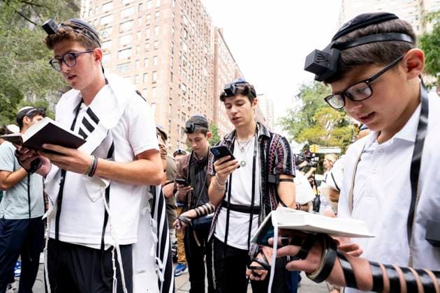 September 18, 2026, New York City, New York, United States: Jewish day school students wearing tefillin while saying the morning prayers at a rally against antisemitism in Carl Schurz Park outside Gracie Mansion in New York City. New York City United States  - ZUMAb161 20260918_aap_b161_013 Copyright: xMichaelxBrochsteinx