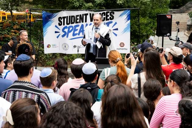 September 18, 2026, New York City, New York, United States: Rabbi CHAIM STEINMETZ, Senior Rabbi of Congregation Kehilath Jeshurun, speaking at a rally against antisemitism in Carl Schurz Park outside Gracie Mansion in New York City. New York City United States - ZUMAb161 20260918_aap_b161_006 Copyright: xMichaelxBrochsteinx