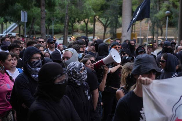 Anti-fascist rally against a Vox event in Barcelona A group of people during an anti-fascist rally against a Vox event on September 18, 2026, in Barcelona, Catalonia, Spain. Vox is holding a public event in Barcelona, which has prompted a protest rally organized primarily by the Antifascist Coordination Committee under the slogan that our neighborhoods are no territory for fascism. SEPTEMBER 18, 2026 CATALONIA ANTIFASCIST PROTEST Barcelona, Catalonia Barcelona, Catalonia, Spain  Copyright: xDavidxZorrakinox 7784238