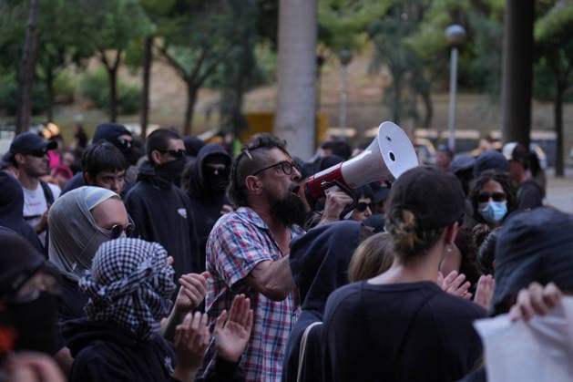 Anti-fascist rally against a Vox event in Barcelona A group of people during an anti-fascist rally against a Vox event on September 18, 2026, in Barcelona, Catalonia, Spain. Vox is holding a public event in Barcelona, which has prompted a protest rally organized primarily by the Antifascist Coordination Committee under the slogan that our neighborhoods are no territory for fascism. SEPTEMBER 18, 2026 CATALONIA ANTIFASCIST PROTEST Barcelona, Catalonia Barcelona, Catalonia, Spain  Copyright: xDavidxZorrakinox 7784239