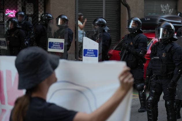 Anti-fascist rally against a Vox event in Barcelona A group of people facing several Mossos officers during an anti-fascist rally against a Vox event on September 18, 2026, in Barcelona, Catalonia, Spain. Vox is holding a public event in Barcelona, which has led to a protest rally organized primarily by the Antifascist Coordinating Committee under the slogan that their neighborhoods are not territory for fascism. SEPTEMBER 18, 2026 CATALONIA ANTIFASCIST PROTEST Barcelona, Catalonia Barcelona, Catalonia, Spain  Copyright: xDavidxZorrakinox 7784241
