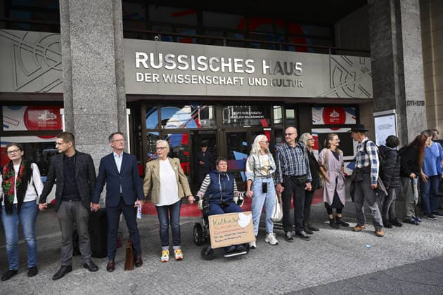 Protest held in Berlin in support of Russian House BERLIN, GERMANY - SEPTEMBER 18: Demonstrators gather in front of the Russian House Culture and Science Center on Friedrichstrasse to demand the continuation of its activities and the preservation of Goethe Institutes in Russia, forming a human chain during a protest in Berlin, Germany, on September 18, 2026. Halil Sagirkaya Anadolu Berlin Germany. Editorial use only. Please get in touch for any other usage.  Copyright: x2026xAnadoluxHalilxSagirkayax