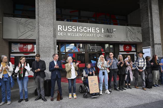 Protest held in Berlin in support of Russian House BERLIN, GERMANY - SEPTEMBER 18: Demonstrators gather in front of the Russian House Culture and Science Center on Friedrichstrasse to demand the continuation of its activities and the preservation of Goethe Institutes in Russia, forming a human chain during a protest in Berlin, Germany, on September 18, 2026. Halil Sagirkaya Anadolu Berlin Germany. Editorial use only. Please get in touch for any other usage.  Copyright: x2026xAnadoluxHalilxSagirkayax