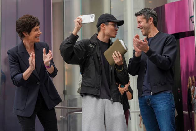 Apple executive John Ternus (right), Harry Sun (center)—the first person to buy the iPhone 18 Pro—and Apple Vice President Deirdre O Brien react during the launch of the iPhone 18 Pro and Pro Max in Manhattan, New York, United States, 18 September 2026. Apple puts its new iPhone 18 Pro and Pro Max on sale !ACHTUNG: NUR REDAKTIONELLE NUTZUNG!  Copyright: xAngelxColmenaresx AME8676 20260918-55021441300_1