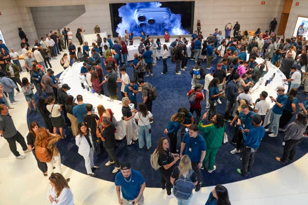 People attend the launch of the iPhone 18 Pro and Pro Max at the iconic Fifth Avenue store in Manhattan, New York, United States, 18 September 2026. Hundreds of people braved the chilly morning temperatures in the heart of Manhattan to get their hands on Apple s new models, the iPhone 18 Pro. Ternus kicks off iPhone 18 Pro sales amidst a crowd in New York !ACHTUNG: NUR REDAKTIONELLE NUTZUNG!  Copyright: xAngelxColmenaresx AME8683 20260918-55021441311_1