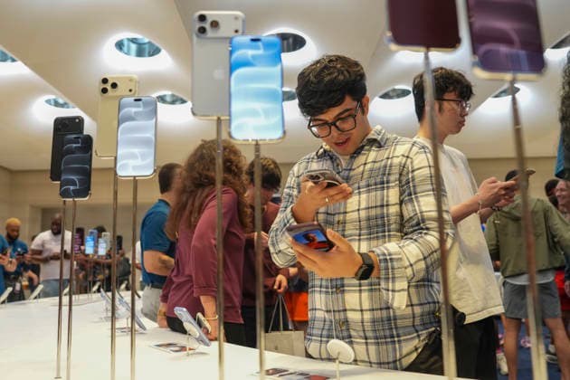 People attend the launch of the iPhone 18 Pro and Pro Max at the iconic Fifth Avenue store in Manhattan, New York, United States, 18 September 2026. Hundreds of people braved the chilly morning temperatures in the heart of Manhattan to get their hands on Apple s new models, the iPhone 18 Pro. Ternus kicks off iPhone 18 Pro sales amidst a crowd in New York !ACHTUNG: NUR REDAKTIONELLE NUTZUNG!  Copyright: xAngelxColmenaresx AME8679 20260918-55021441316_1