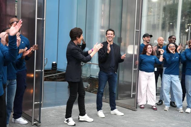 September 18, 2026, New York, Ny, USA: Apple CEO JOHN TERNUS greets customers at the Apple iPhone 18 Pro Launch,.Apple Fifth Avenue, NYC.September 18, 2026. . The Apple iPhone 18 Pro Launch,.Apple Fifth Avenue, NYC.September 18, 2026. New York USA - ZUMAms4_ 20260918_faf_ms4_001 Copyright: xSoniaxMoskowitzxGordonx