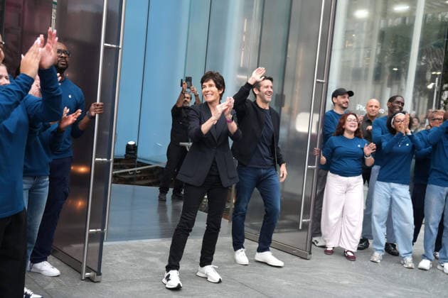 September 18, 2026, New York, Ny, USA: Apple CEO JOHN TERNUS greets customers at the Apple iPhone 18 Pro Launch,.Apple Fifth Avenue, NYC.September 18, 2026. . The Apple iPhone 18 Pro Launch,.Apple Fifth Avenue, NYC.September 18, 2026. New York USA - ZUMAms4_ 20260918_faf_ms4_002 Copyright: xSoniaxMoskowitzxGordonx