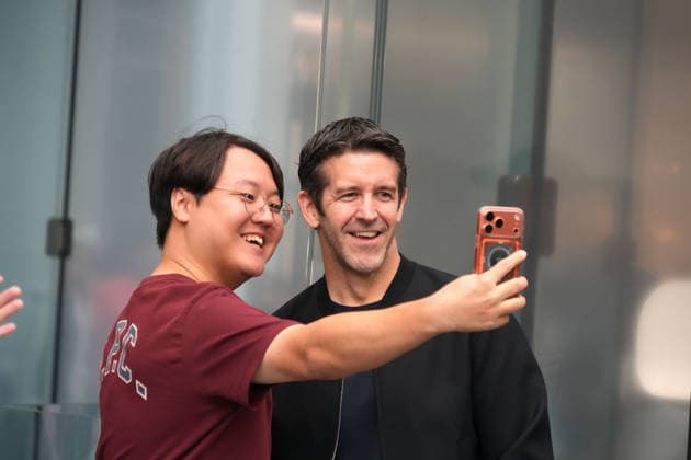 September 18, 2026, New York, Ny, USA: Apple CEO JOHN TERNUS greets customers at the Apple iPhone 18 Pro Launch,.Apple Fifth Avenue, NYC.September 18, 2026. . The Apple iPhone 18 Pro Launch,.Apple Fifth Avenue, NYC.September 18, 2026. New York USA - ZUMAms4_ 20260918_faf_ms4_003 Copyright: xSoniaxMoskowitzxGordonx