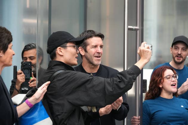 September 18, 2026, New York, Ny, USA: Apple CEO JOHN TERNUS greets customers at the Apple iPhone 18 Pro Launch,.Apple Fifth Avenue, NYC.September 18, 2026. . The Apple iPhone 18 Pro Launch,.Apple Fifth Avenue, NYC.September 18, 2026. New York USA - ZUMAms4_ 20260918_faf_ms4_004 Copyright: xSoniaxMoskowitzxGordonx