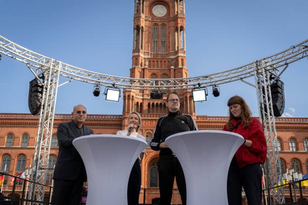 Campaign Wrap-Up, Alexanderplatz, Die Linke Berlin, Campaign Wrap-Up, Alexanderplatz, Die Linke, Gregor Gysi, Ines Schwerdtner, Sören Pellmann Berlin Berlin GER