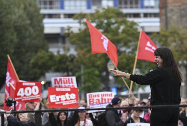 Elif Eralp meets voters ahead of Berlin state elections BERLIN, GERMANY - SEPTEMBER 18: Die Linke s lead candidate for the Berlin state elections, Elif Eralp, meets with voters during an election campaign event held in front of Berlin City Hall (Rotes Rathaus) in Berlin, Germany on September 18, 2026, ahead of the elections scheduled for September 20. Eralp delivers a speech during the event. Halil Sagirkaya Anadolu Berlin Germany. Editorial use only. Please get in touch for any other usage.  Copyright: x2026xAnadoluxHalilxSagirkayax