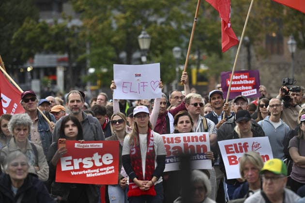 Elif Eralp meets voters ahead of Berlin state elections BERLIN, GERMANY - SEPTEMBER 18: Die Linke s lead candidate for the Berlin state elections, Elif Eralp, meets with voters during an election campaign event held in front of Berlin City Hall (Rotes Rathaus) in Berlin, Germany on September 18, 2026, ahead of the elections scheduled for September 20. Halil Sagirkaya Anadolu Berlin Germany. Editorial use only. Please get in touch for any other usage.  Copyright: x2026xAnadoluxHalilxSagirkayax