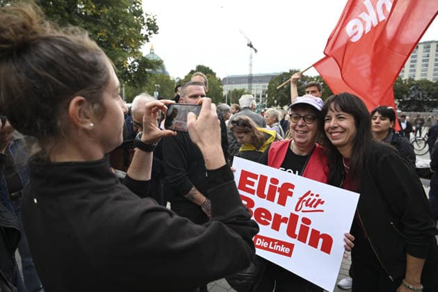 Elif Eralp meets voters ahead of Berlin state elections BERLIN, GERMANY - SEPTEMBER 18: Die Linke s lead candidate for the Berlin state elections, Elif Eralp, meets with voters during an election campaign event held in front of Berlin City Hall (Rotes Rathaus) in Berlin, Germany on September 18, 2026, ahead of the elections scheduled for September 20. Halil Sagirkaya Anadolu Berlin Germany. Editorial use only. Please get in touch for any other usage.  Copyright: x2026xAnadoluxHalilxSagirkayax