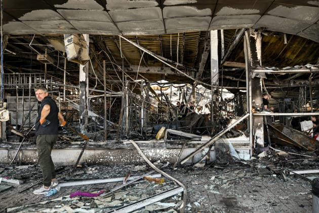A man searches for salvageable items at the Amstor shopping centre in the Khortytskyi district, which burned down following a Russian drone attack, Zaporizhzhia, Ukraine, September 18, 2026. Rescuers extinguished a fire covering more than 10,000 square metres. The constant threat of repeated Russian strikes hampered operations, forcing firefighters to retreat to shelters. The shopping centre was destroyed, and one person was injured. (Photo by Dmytro Smolienko Ukrinform) Russian army strikes shopping centre in Zaporizhzhia  Copyright: xDmytroxSmolienkox