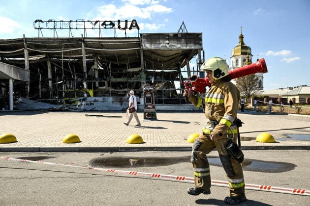 A State Emergency Service worker carries a hydrant on his shoulder in front of the Amstor shopping centre in the Khortytskyi district, which burned down following a Russian drone attack, Zaporizhzhia, Ukraine, September 18, 2026. Rescuers extinguished a fire covering more than 10,000 square metres. The constant threat of repeated Russian strikes hampered operations, forcing firefighters to retreat to shelters. The shopping centre was destroyed, and one person was injured. (Photo by Dmytro Smolienko Ukrinform) Russian army strikes shopping centre in Zaporizhzhia  Copyright: xDmytroxSmolienkox