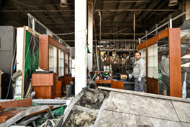 A man removes the rubble at the Amstor shopping centre in the Khortytskyi district, which burned down following a Russian drone attack, Zaporizhzhia, Ukraine, September 18, 2026. Rescuers extinguished a fire covering more than 10,000 square metres. The constant threat of repeated Russian strikes hampered operations, forcing firefighters to retreat to shelters. The shopping centre was destroyed, and one person was injured. (Photo by Dmytro Smolienko Ukrinform) Russian army strikes shopping centre in Zaporizhzhia  Copyright: xDmytroxSmolienkox