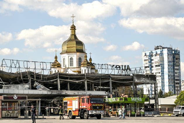 The Church of St Nicholas towers behind the Amstor shopping centre in the Khortytskyi district, which burned down following a Russian drone attack, Zaporizhzhia, Ukraine, September 18, 2026. Rescuers extinguished a fire covering more than 10,000 square metres. Operations were hampered by the constant threat of repeated Russian strikes, forcing firefighters to retreat to shelters. The shopping centre was destroyed, and one person was injured.(Photo by Dmytro Smolienko Ukrinform) Russian army strikes shopping centre in Zaporizhzhia  Copyright: xDmytroxSmolienkox