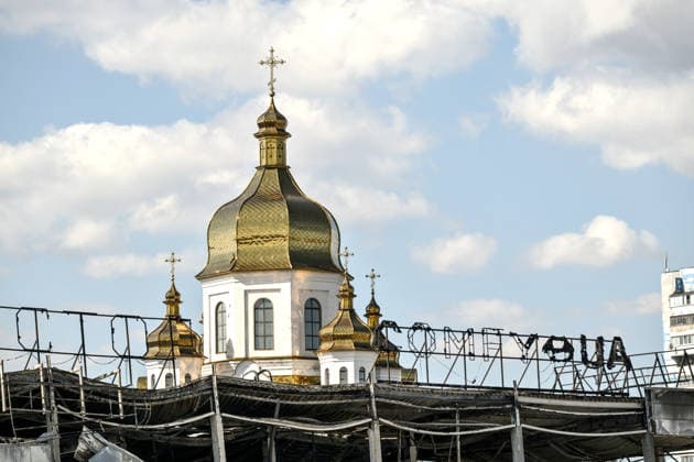 The Church of St Nicholas towers behind the Amstor shopping centre in the Khortytskyi district, which burned down following a Russian drone attack, Zaporizhzhia, Ukraine, September 18, 2026. Rescuers extinguished a fire covering more than 10,000 square metres. Operations were hampered by the constant threat of repeated Russian strikes, forcing firefighters to retreat to shelters. The shopping centre was destroyed, and one person was injured.(Photo by Dmytro Smolienko Ukrinform) Russian army strikes shopping centre in Zaporizhzhia  Copyright: xDmytroxSmolienkox