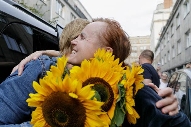 Former Belarusian political prisoners arriving in Warsaw, Poland - 18 Sep 2026 Liudmila Chekina (R), former CEO of Tut.by media, hugs former Tut.by Editor-in-Chief Maryna Zolatava during a meeting near the Belarusian Solidarity Center. Twenty-five Belarusian political prisoners were released on September 16 following talks between U.S. President Donald Trump s Special Envoy John Coale and Belarusian leader Alexander Lukashenko in Minsk. The released prisoners were taken to Lithuania, with 10 later travelling to Poland. The group arrived in Warsaw on September 18 following discussions between Belarusian democratic forces and the Polish government. Warsaw Poland Copyright: xVolhaxShukailax xSOPAxImagesx VSHUKAILA_4552