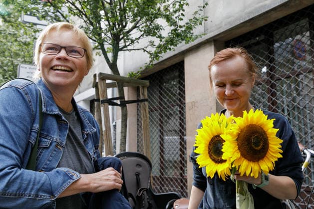 Former Belarusian political prisoners arriving in Warsaw, Poland - 18 Sep 2026 Liudmila Chekina (R), former CEO of Tut.by media, greets former Tut.by Editor-in-Chief Maryna Zolatava and acquaintances after arriving near the Belarusian Solidarity Center. Twenty-five Belarusian political prisoners were released on September 16 following talks between U.S. President Donald Trump s Special Envoy John Coale and Belarusian leader Alexander Lukashenko in Minsk. The released prisoners were taken to Lithuania, with 10 later travelling to Poland. The group arrived in Warsaw on September 18 following discussions between Belarusian democratic forces and the Polish government. Warsaw Poland Copyright: xVolhaxShukailax xSOPAxImagesx VSHUKAILA_4568