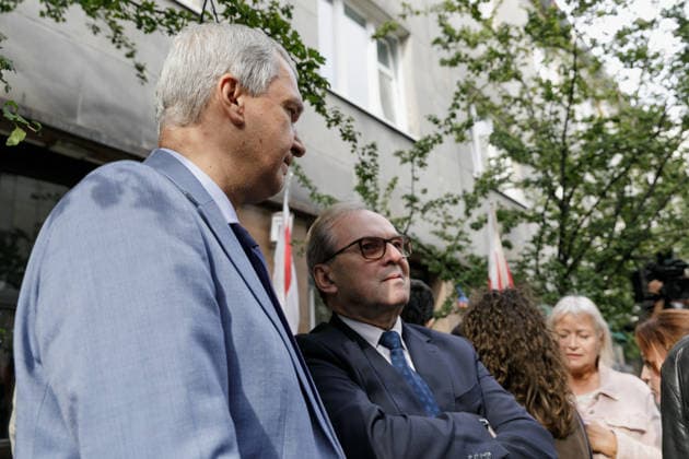 Former Belarusian political prisoners arriving in Warsaw, Poland - 18 Sep 2026 Pavel Latushka (L), a representative of the United Transitional Cabinet of Belarus, and Adam Halatsinski (C), Special Representative of the Polish Foreign Minister for Belarusian Democratic Forces, welcome former political prisoners near the Belarusian Solidarity Center. Twenty-five Belarusian political prisoners were released on September 16 following talks between U.S. President Donald Trump s Special Envoy John Coale and Belarusian leader Alexander Lukashenko in Minsk. The released prisoners were taken to Lithuania, with 10 later travelling to Poland. The group arrived in Warsaw on September 18 following discussions between Belarusian democratic forces and the Copyright: xVolhaxShukailax xSOPAxImagesx VSHUKAILA_4668