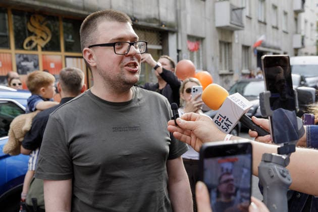 Former Belarusian political prisoners arriving in Warsaw, Poland - 18 Sep 2026 Pavel Belavus, founder of Art Siadziba and Symbal.by, a store selling Belarusian national symbols and souvenirs, answers questions from journalists near the Belarusian Solidarity Center. Twenty-five Belarusian political prisoners were released on September 16 following talks between U.S. President Donald Trump s Special Envoy John Coale and Belarusian leader Alexander Lukashenko in Minsk. The released prisoners were taken to Lithuania, with 10 later travelling to Poland. The group arrived in Warsaw on September 18 following discussions between Belarusian democratic forces and the Polish government. Warsaw Poland Copyright: xVolhaxShukailax xSOPAxImagesx VSHUKAILA_4697
