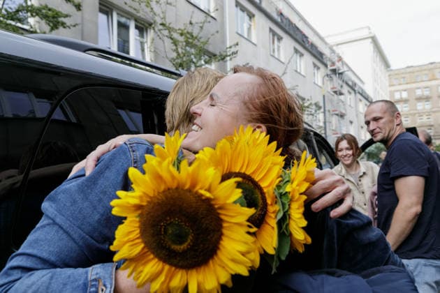Former Belarusian political prisoners arriving in Warsaw, Poland - 18 Sep 2026 Liudmila Chekina (R), former CEO of Tut.by media, embraces former Tut.by Editor-in-Chief Maryna Zolatava during their meeting near the Belarusian Solidarity Center. Twenty-five Belarusian political prisoners were released on September 16 following talks between U.S. President Donald Trump s Special Envoy John Coale and Belarusian leader Alexander Lukashenko in Minsk. The released prisoners were taken to Lithuania, with 10 later travelling to Poland. The group arrived in Warsaw on September 18 following discussions between Belarusian democratic forces and the Polish government. Warsaw Poland Copyright: xVolhaxShukailax xSOPAxImagesx VSHUKAILA_4547