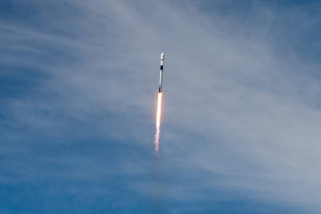 September 18, 2026, Cape Canaveral, Fl, United States of America: A SpaceX Falcon 9 rocket carrying the O3b mPOWER-F mission blasts into the sky from Launch Complex 40 at Cape Canaveral Space Force Station, September 13, 2026 in Cape Canaveral, Florida. This was the 700th SpaceX Falcon rocket launch. Cape Canaveral United States of America - ZUMAp138 20260918_zaa_p138_026 Copyright: xSraxTylerxMoody UsxSpacex
