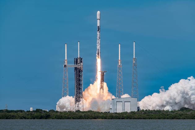 September 18, 2026, Cape Canaveral, Fl, United States of America: A SpaceX Falcon 9 rocket carrying the O3b mPOWER-F mission blasts off from Launch Complex 40 at Cape Canaveral Space Force Station, September 13, 2026 in Cape Canaveral, Florida. This was the 700th SpaceX Falcon rocket launch. Cape Canaveral United States of America - ZUMAp138 20260918_zaa_p138_027 Copyright: xSraxTylerxMoody UsxSpacex