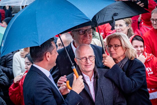 SPD Minister Presidents Olaf Lies, Anke Rehlinger, and Dietmar Woidke, along with Hamburg’s First Mayor Peter Tschentscher, shield each other with umbrellas from the rain that had begun to fall during the SPD’s closing rally at the Warnemünde lighthouse ahead of the state election in Mecklenburg-Western Pomerania, Rostock, Warnemünde, Mecklenburg-Western Pomerania,