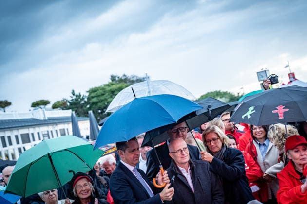 SPD Minister Presidents Olaf Lies, Anke Rehlinger, and Dietmar Woidke, along with Hamburg’s First Mayor Peter Tschentscher, shield each other with umbrellas from the rain that had begun to fall during the SPD’s closing rally at the Warnemünde lighthouse ahead of the state election in Mecklenburg-Western Pomerania, Rostock, Warnemünde, Mecklenburg-Western Pomerania,
