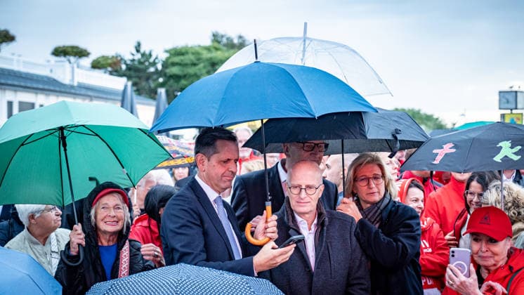 SPD Minister Presidents Olaf Lies, Anke Rehlinger, and Dietmar Woidke, along with Hamburg’s First Mayor Peter Tschentscher, shield each other with umbrellas from the rain that had begun to fall during the SPD’s closing rally at the Warnemünde lighthouse ahead of the state election in Mecklenburg-Western Pomerania, Rostock, Warnemünde, Mecklenburg-Western Pomerania,