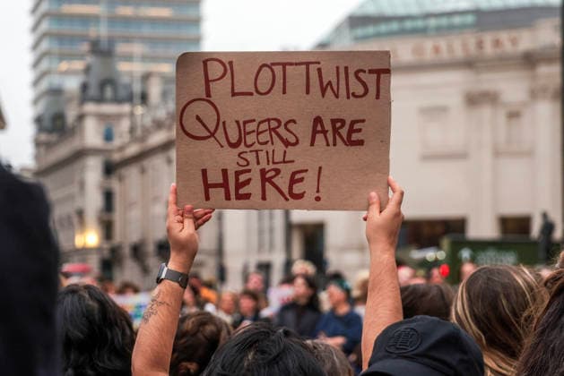 . 18 09 2026. London, United Kingdom. Peter Tatchell Attends rotest at Turkish Embassy. Protests at Turkish Embassy & Trafalgar Square following Turkish police arresting dozens of people as part of the government s recent crackdown on LGBTQ+ activists and venues.  xMartynxWheatleyx xi-Imagesx IIM-27016-0029
