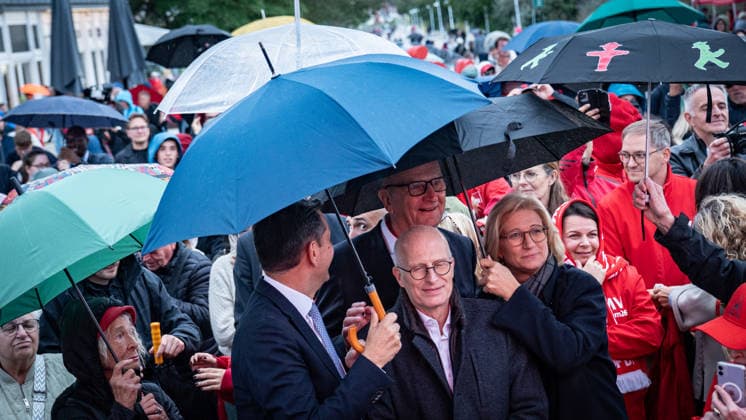 SPD Minister Presidents Olaf Lies, Anke Rehlinger, and Dietmar Woidke, along with Hamburg’s First Mayor Peter Tschentscher, shield each other with umbrellas from the rain that had begun to fall during the SPD’s closing rally at the Warnemünde lighthouse ahead of the state election in Mecklenburg-Western Pomerania, Rostock, Warnemünde, Mecklenburg-Western Pomerania,